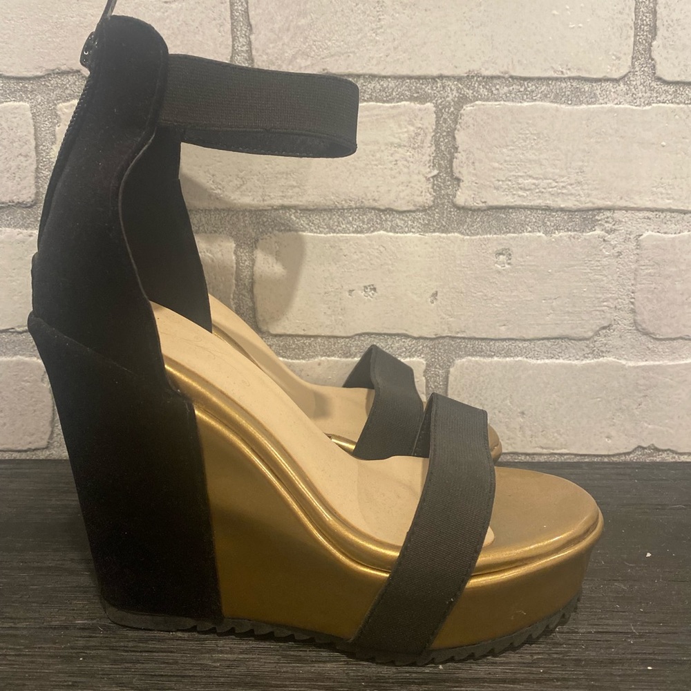 Womens new , never worn . Wedge